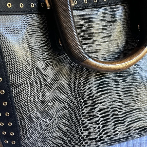 Mint condition Henri Bendel purse - Picture 3 of 6